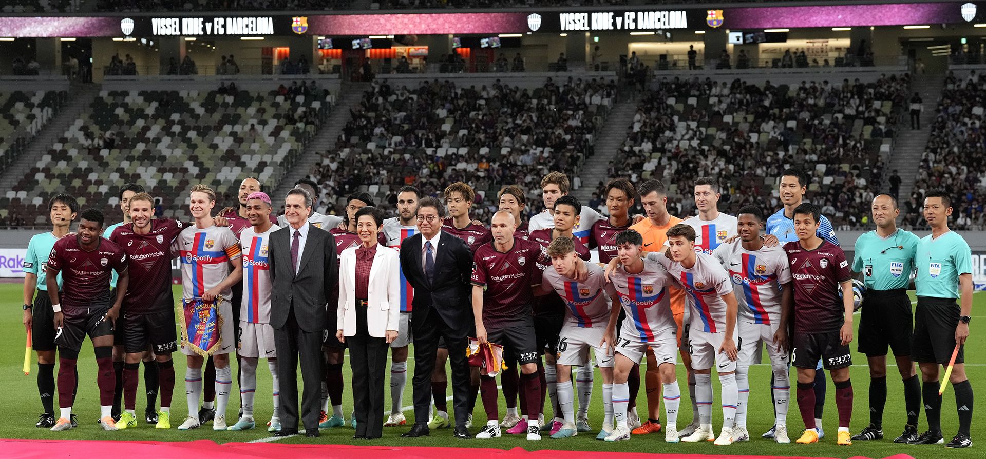 Andres Iniesta del Vissel Kobe posa con jugadores e invitados antes del encuentro amistoso entre el Barcelona y el Vissel Kobe en el Estadio Nacional de Tokio el martes 6 de junio del 2023. El internacional español ha perdido peso en el conjunto nipón y ha decidido dejar Japón en busca de otra Liga. (AP Foto/Eugene Hoshiko Andres Iniesta del Vissel Kobe posa con jugadores e invitados antes del encuentro amistoso entre el Barcelona y el Vissel Kobe en el Estadio Nacional de Tokio el martes 6 de junio del 2023. El internacional español ha perdido peso en el conjunto nipón y ha decidido dejar Japón en busca de otra Liga. (AP Foto/Eugene Hoshiko