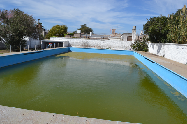 En la pileta del Hughes Footbal Club, Pullaro y sus amigos pasaban todo el verano.