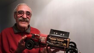 Un artesano realiza réplicas de transportes con una escala propia
