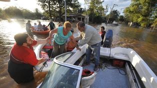 Un pueblo completo quedó bajo el agua en Tucumán y toda su gente en la ruta