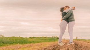Eran mejores amigas durante la primaria, pero sus caminos tomaron direcciones separadas y no dejaron de pensar en la otra hasta su reencuentro