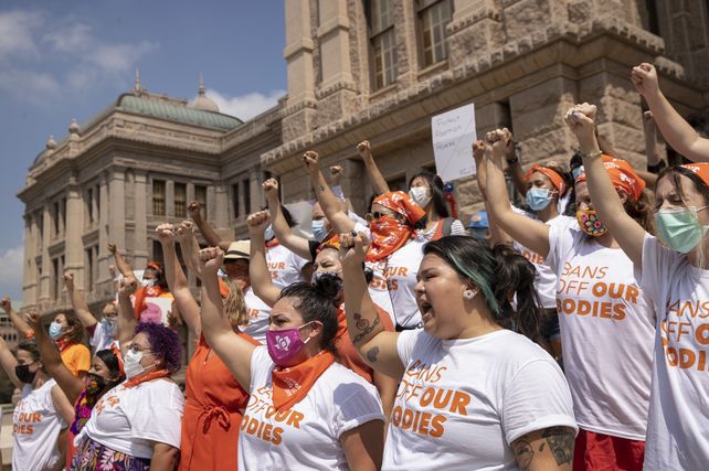 Manifestantes abortistas se reunieron frente al Capitolio de Texas, en Austin.