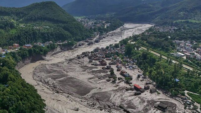 Las repentinas inundaciones arrasaron los valles de la zona fronteriza del Himalaya entre Nepal y China