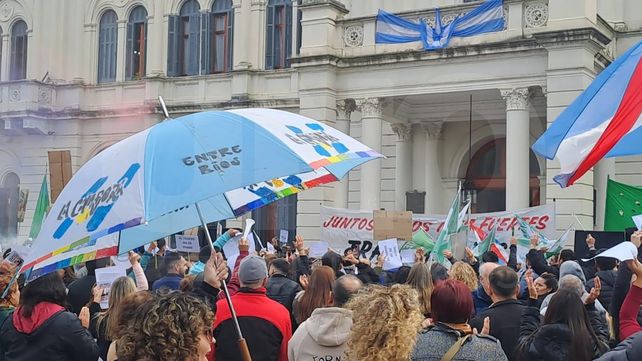La Intersindical en defensa del Iosper se movilizó este miércoles hacia Casa de Gobierno para que los senadores escuchen a los trabajadores