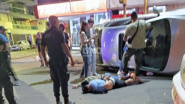 Cinematográfica persecución de delincuentes cordobeses: terminaron volcando en barrio Candioti Sur Cinematográfica persecución de delincuentes cordobeses: terminaron volcando en barrio Candioti Sur