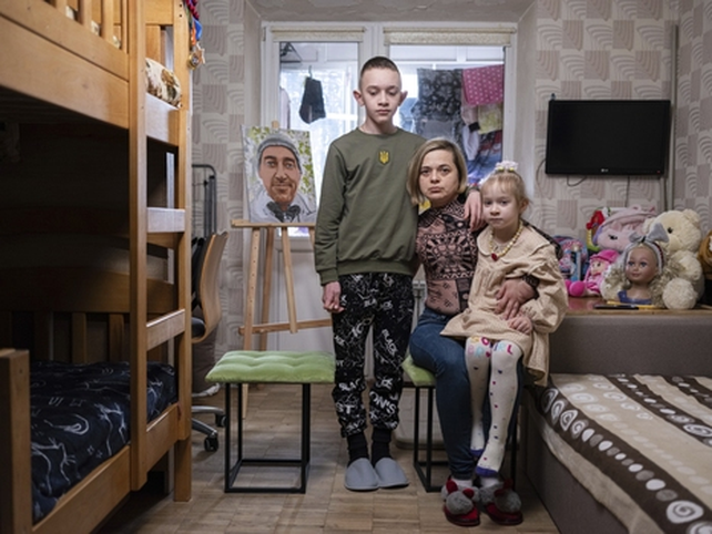 La familia de un soldado desaparecido en el frente en 2022 todavía lo espera en su departamento en Kiev.
