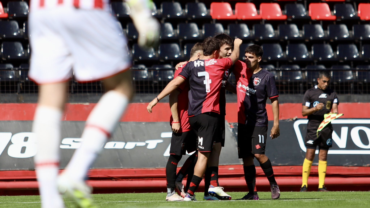 En reserva, Newells volvió al triunfo y le ganó con autoridad a ...