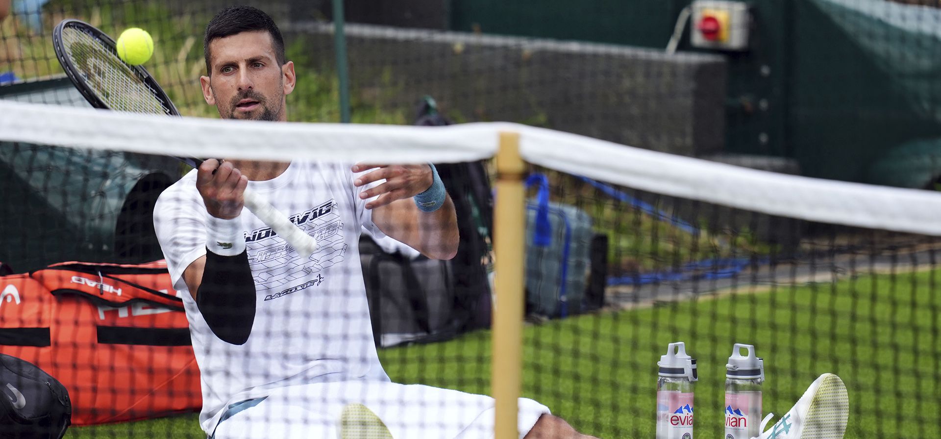 Novak Djokovic de Serbia durante una sesión de entrenamiento en el All England Lawn Tennis and Croquet Club en Wimbledon antes del torneo de tenis de Wimbledon, el lunes 24 de junio de 2024. (John Walton/PA vía AP) Novak Djokovic de Serbia durante una sesión de entrenamiento en el All England Lawn Tennis and Croquet Club en Wimbledon antes del torneo de tenis de Wimbledon, el lunes 24 de junio de 2024. (John Walton/PA vía AP)