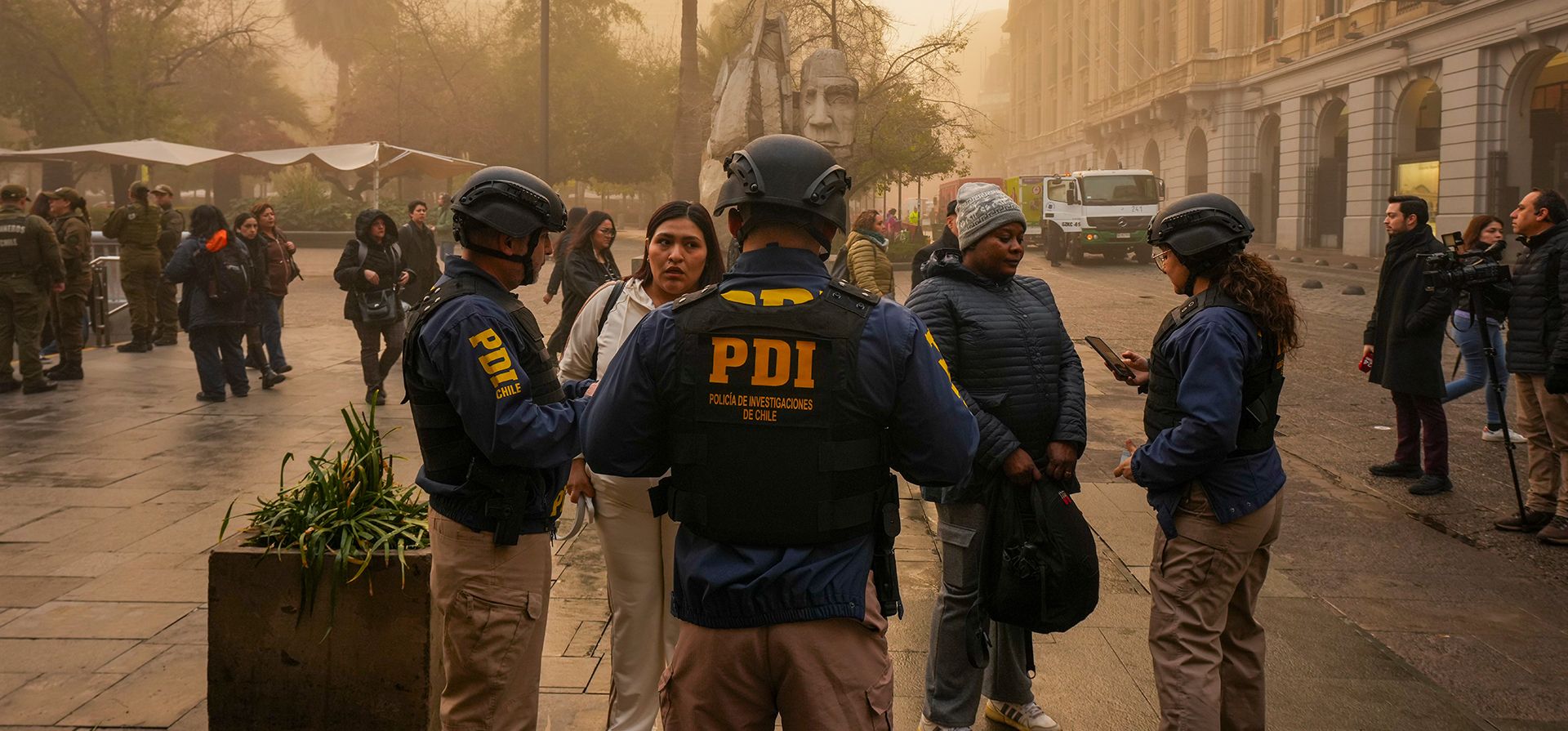 La policía chilena realiza controles de inmigración y seguridad en la Plaza de Armas de Santiago tras el anuncio del presidente chileno José Antonio Kast sobre una nueva agenda de seguridad y medidas más estrictas para el control migratorio, en Santiago, Chile, el jueves 6 de agosto de 2026. (Foto AP/Esteban Felix) La policía chilena realiza controles de inmigración y seguridad en la Plaza de Armas de Santiago tras el anuncio del presidente chileno José Antonio Kast sobre una nueva agenda de seguridad y medidas más estrictas para el control migratorio, en Santiago, Chile, el jueves 6 de agosto de 2026. (Foto AP/Esteban Felix)
