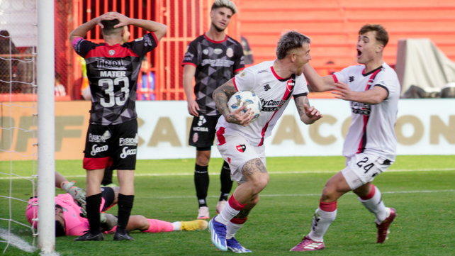 Ramírez y Mateo Silvetti festejan el gol ante Barracas. Fue el estreno de Sebastián Méndez en el banco y el único triunfo de Newells de visitante en la liga.