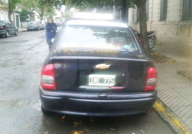Un delincuente golpeó a una mujer taxista y se llevó el auto que conducía