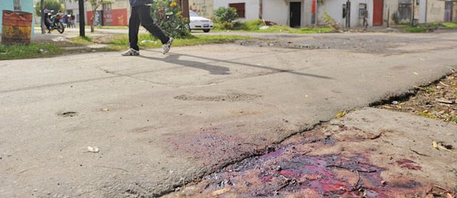 Una mancha de sangre dejó marcado el lugar donde cayó agonizante Cristian Gauna