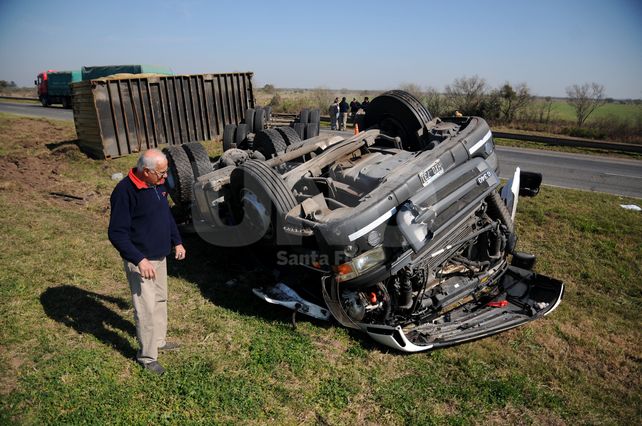 Un camión con combustible chocó con otro sobre la autopista