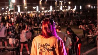 El ciclo gratuito DJs al paso en la explanada del Galpón 11 ofrece música de distintos géneros y estilos para las tardecitas de verano