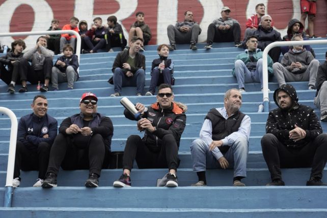 Milton Caraglio toma mate en las tribunas del Gabino. ¿Será el nuevo refuerzo?