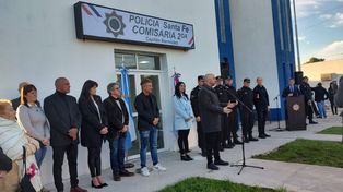 Encomendé a los policías mostrarse solícitos y cordiales para con la gente que acuda, resaltó en el acto el el ministro de Seguridad, Claudio Brilloni.