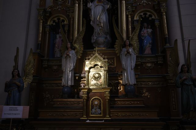 Pellegrini al 1500. El retablo de la iglesia donde se produjo el robo.