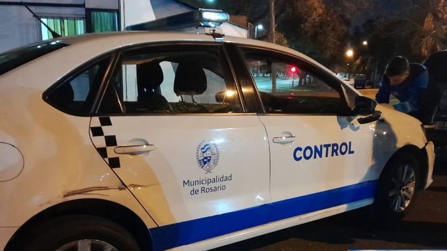 El móvil de Control y Convivencia contra los que chocaron los dos motociclistas.