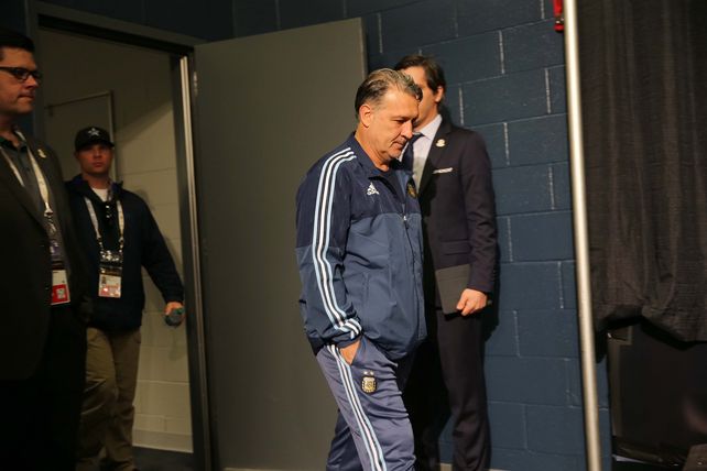 Sigue con el buzo. Martino el lunes comenzará a trabajar con el plantel que presentará en los Juegos Olímpicos.
