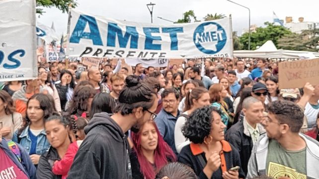 Las bases de AMET declararon insuficiente y rechazaron la propuesta salarial del Gobierno provincial y expresaron su rechazo al Presupuesto 2025 de Nación&nbsp;