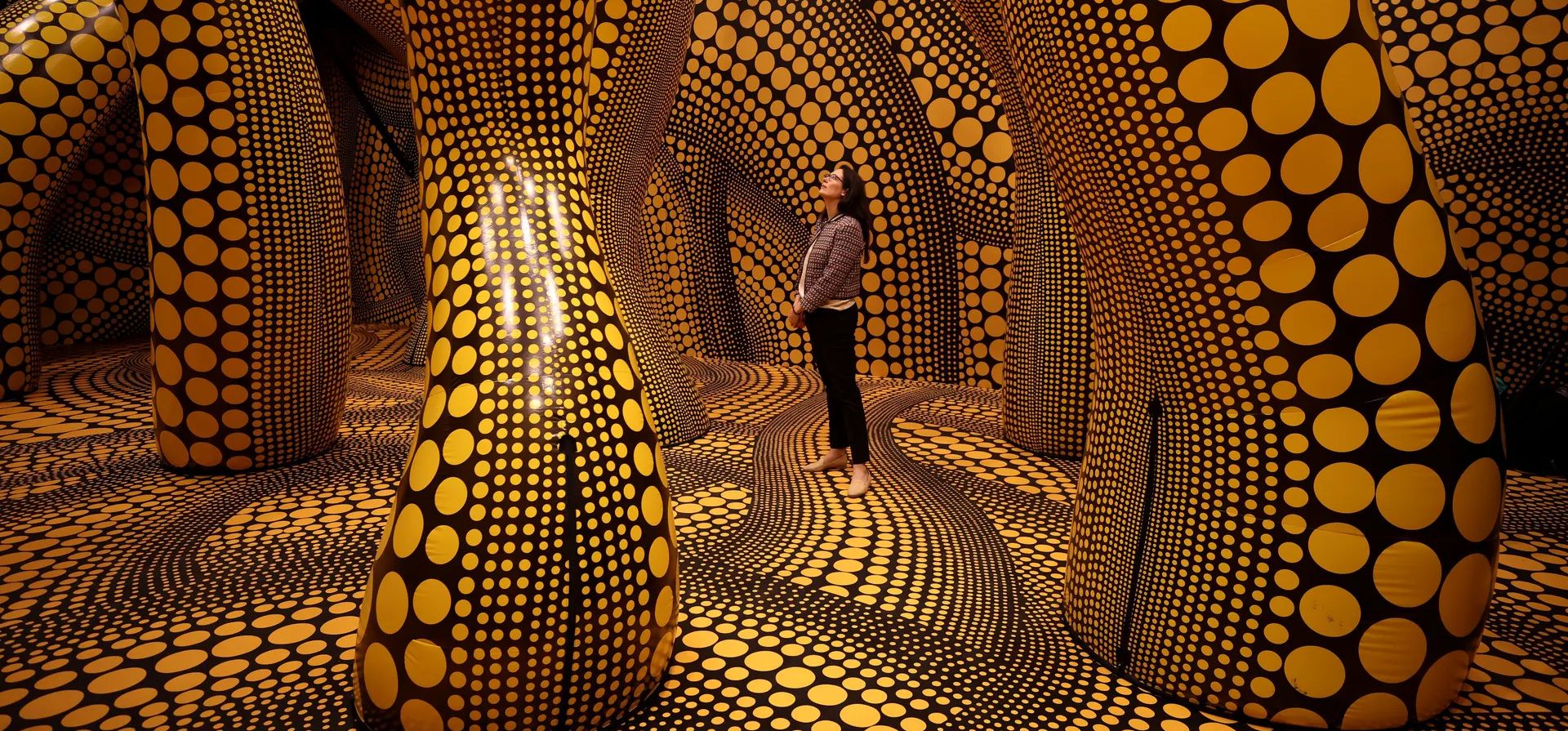 Manchester, Reino Unido. Una mujer camina por una parte de la instalación de la artista japonesa Yayoi Kusama You, Me and The Balloons durante una vista previa antes del festival internacional de Manchester. Fotografía: Phil Noble/Reuters