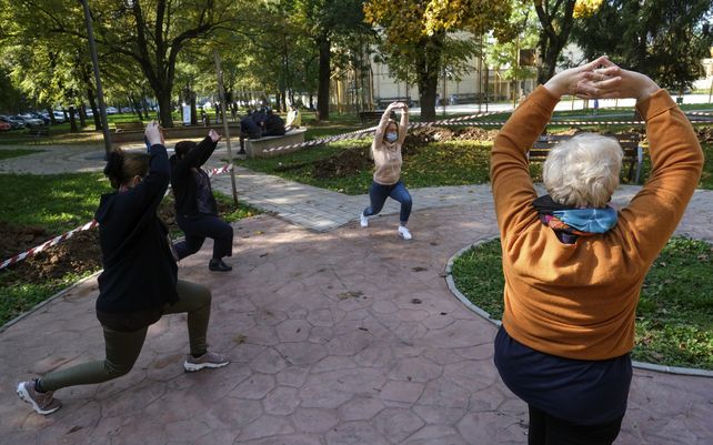 Mujeres hacen ejercicio durante una sesión de terapia en un parque en Sarajevo