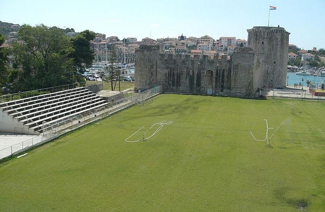 El Igraliate Batarija se encuentra en Croacia y está ubicado entre dos monumentos: Kamerlengo Castle y la torre de St Marco. Allí juega el NHK Trogir.