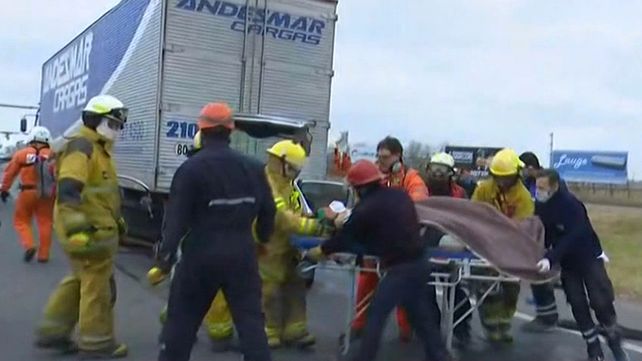 Los bomberos trabajaron por espacio de varios minutos para rescatar al chofer.