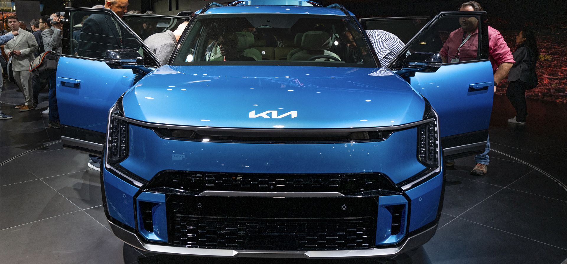 La gente observa el KIA EV9 después de su presentación en el Salón Internacional del Automóvil de Nueva York, el miércoles 5 de abril de 2023. (AP Photo/Craig Ruttle)