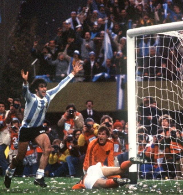 Matador. Kempes anota en la final ante Holanda en 1978.