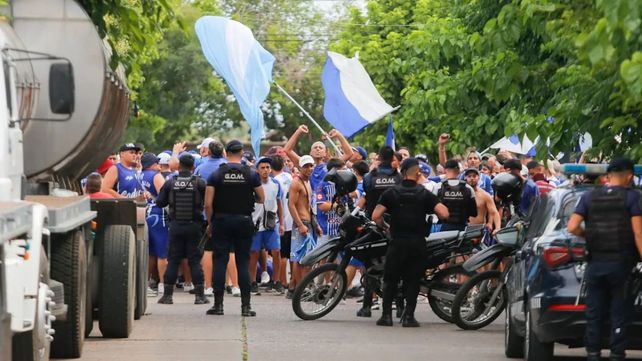 Afuera del estadio había muchos barras para entrar a ver la final del fútbol femenino en Mendoza.&nbsp;