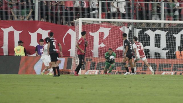 Keylor Navas la aferra con seguridad. El arquero de Newells otra vez fue clave