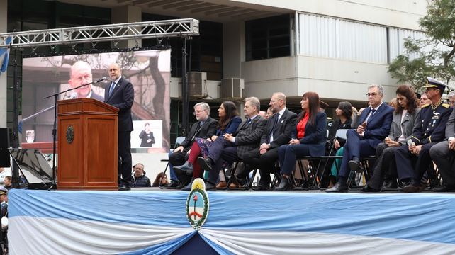 Omar Perotti encabezó el acto por el 207º aniversario de la Independencia Argentina