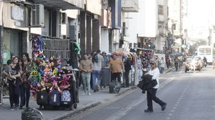 Abarrotada. La arteria es la que mayor cantidad de puestos tiene en la ciudad.