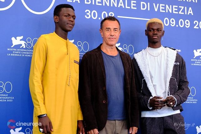 El director Matteo Garrone junto a los dos protagonistas en el Festival de Cine de Venecia.