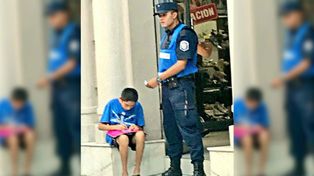 Un policía le enseñó a un nene a escribir y la historia se viralizó 