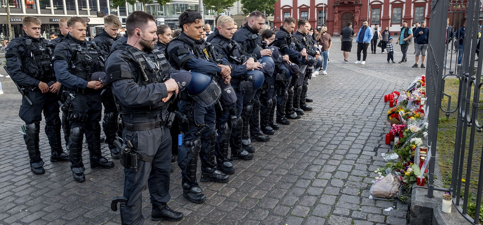 Oficiales de policía alemanes conmemoran a un colega en Mannheim, Alemania, después de enterarse de que un compañero, que fue apuñalado en un ataque islámico, falleció. (Foto AP/Michael Probst, archivo) Oficiales de policía alemanes conmemoran a un colega en Mannheim, Alemania, después de enterarse de que un compañero, que fue apuñalado en un ataque islámico, falleció. (Foto AP/Michael Probst, archivo)