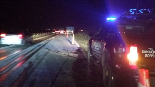 El camión volcó en la autopista a Santa Fe