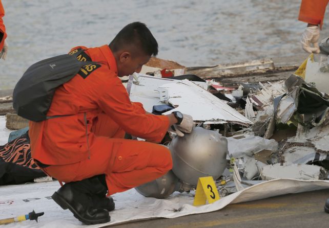 Indonesia: Es improbable que haya sobrevivientes de la caída del avión