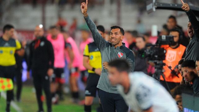 Carlos Tevez cargó contra el árbitro Dóvalo y se cruzó en las redes con el tesorero de la AFA