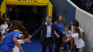 Ariel Holan recibe el saludo de los hinchas de Central en la previa del cotejo con Gimnasia.