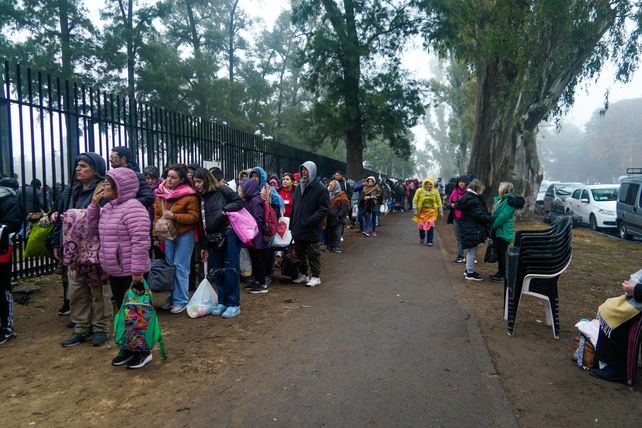 El público espera con ansias las reuniones de Leda para recibir su prédica sanadora.