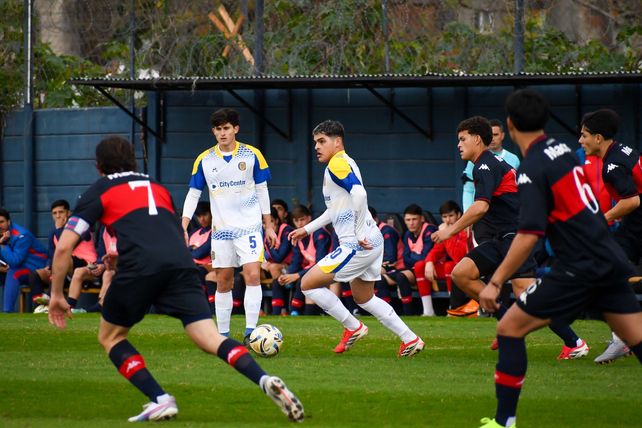 Santiago Segovia traslada en medio de muchas piernas de Tigre. El volante ofensivo anotó el primero de Central, de penal.