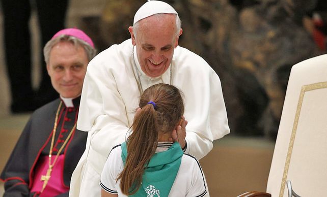 No quería ser Papa, les dijo Francisco a miles de alumnos