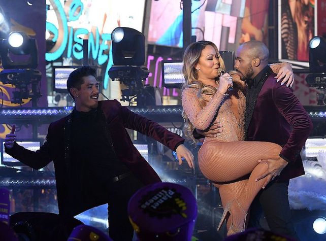 La cantante estadounidense hizo playback en el Times Square y vivió un papelón en vivo.
