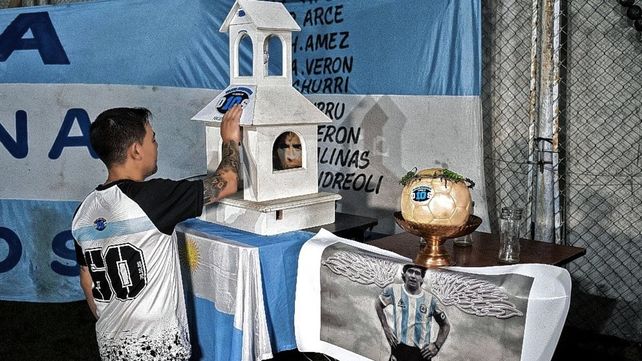 Hinchas de Gimnasia harán un altar en tributo a Maradona