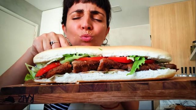 Paulina Cocina preparó el sándwich de milanesa típico de Tucumán y generó polémica con los habitantes de la provincia