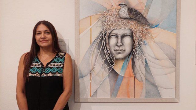 Ana Garello junto a su obra  La naturaleza me habita. Síndrome de Anidamiento