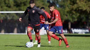 Ever Banega fue titular en el equipo de Cristian Fabbiani. Newells se prepara para la Copa Argentina.