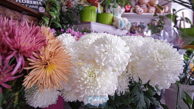 Regalar flores, una costumbre que resiste a las crisis